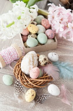 Ahşap arka plan üzerinde Paskalya süsleri