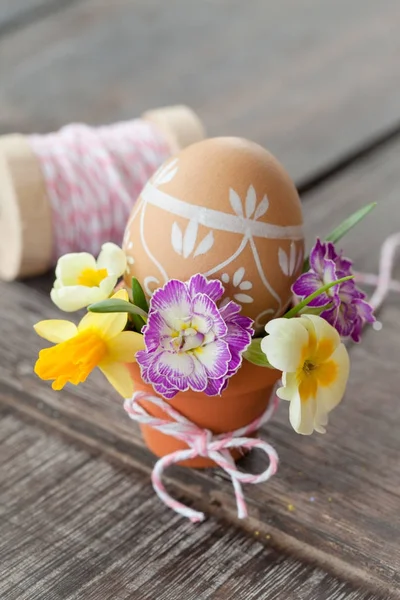 Huevo de Pascua pintado con flores — Foto de Stock