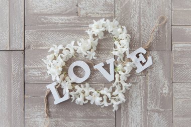 Sümbül çiçekleri yapılan kalp