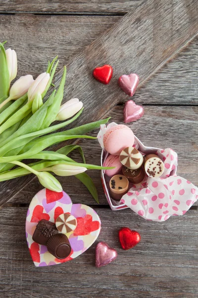 Flowers and chocolates — Stock Photo, Image