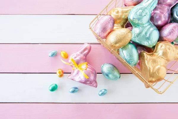 Färgglada kaniner tillverkade av choklad — Stockfoto
