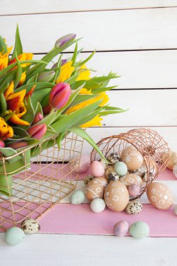 boyalı Paskalya yumurtaları ve laleler