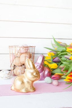 Çikolata Paskalya tavşanları ve laleler