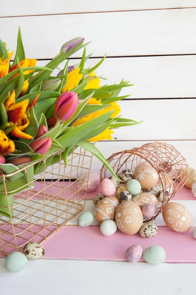 boyalı Paskalya yumurtaları ve laleler