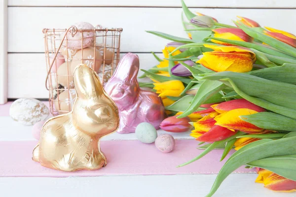Schokoladen-Osterhasen und Tulpen — Stockfoto