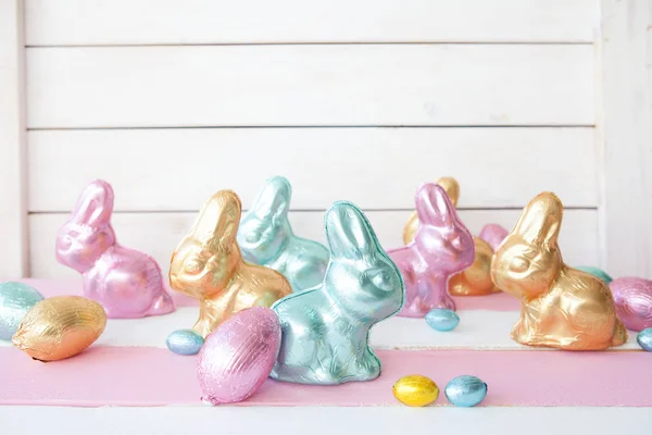 Färgglad påsk choklad kaniner — Stockfoto