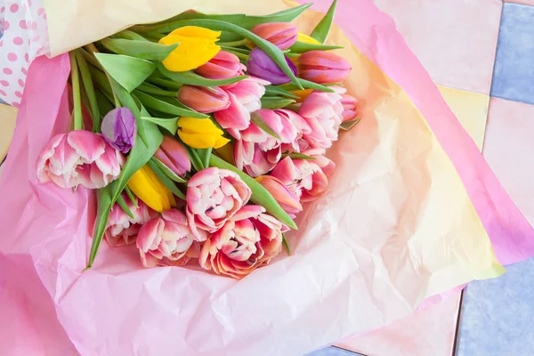 Kleurrijke tulpen in papier — Stockfoto