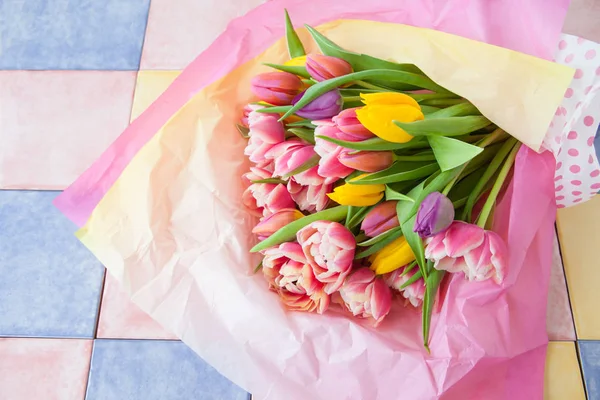 Kleurrijke tulpen in papier — Stockfoto