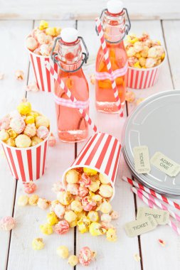 Çizgili bardak renkli patlamış mısır