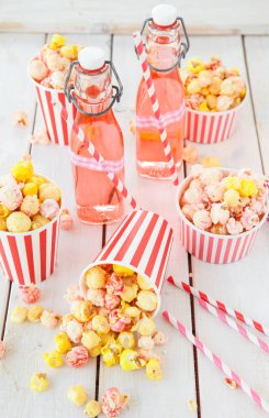 Çizgili bardak renkli patlamış mısır