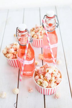 Çizgili bardak renkli patlamış mısır