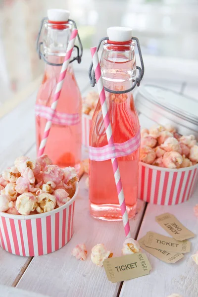 Barevný popcorn v pruhované košíčky — Stock fotografie