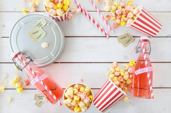 Kolorowe popcorn w paski kubki — Zdjęcie stockowe