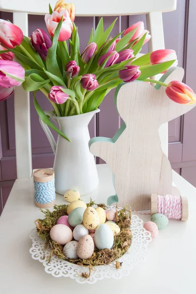 Chocolade traktaties en verse tulpen — Stockfoto