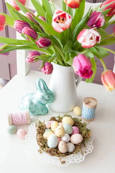 Čokoládové dárky a čerstvé tulipány — Stock fotografie