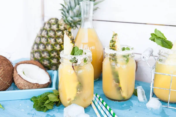 Fruitige cocktail met ananas — Stockfoto