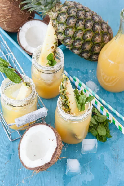 Frugtagtig cocktail med ananas - Stock-foto