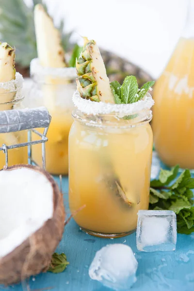 Fruitige cocktail met ananas — Stockfoto