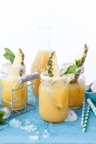 Fruchtiger Cocktail mit Ananas — Stockfoto