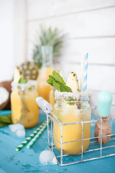 Cocktail frutado com abacaxi — Fotografia de Stock