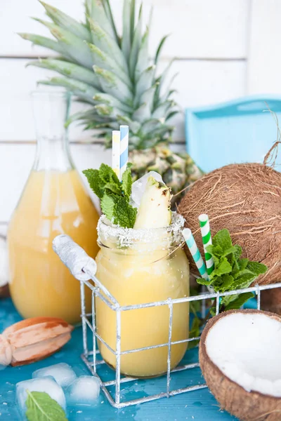 Ovocný koktejl s ananasem — Stock fotografie