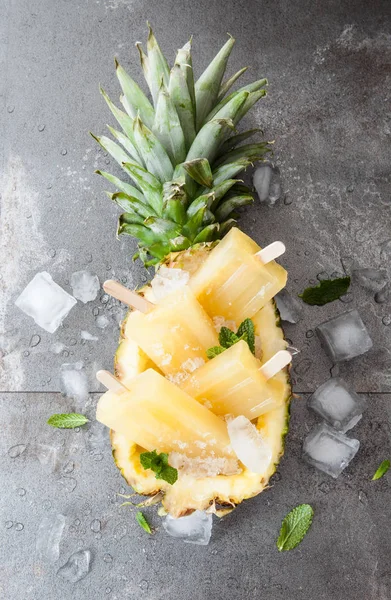 Homemade pineapple popsicles — Stock Photo, Image