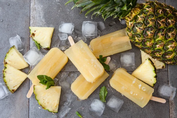 Homemade pineapple popsicles — Stock Photo, Image