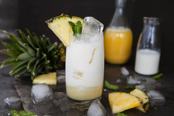 Groot glas pina colada cocktail — Stockfoto