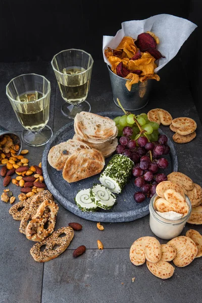 Queso con pan y galletas — Foto de Stock