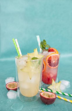 Soğuk starfruit ile kokteyl