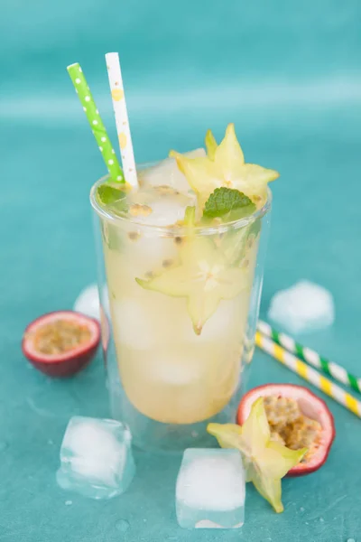 Koude cocktail met starfruit — Stockfoto