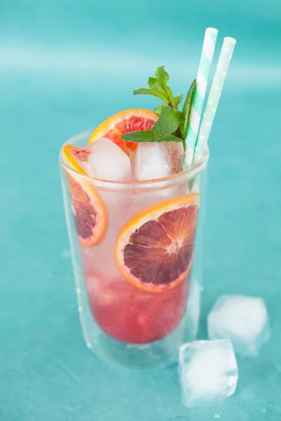 Cocktail frio com laranjas de sangue — Fotografia de Stock