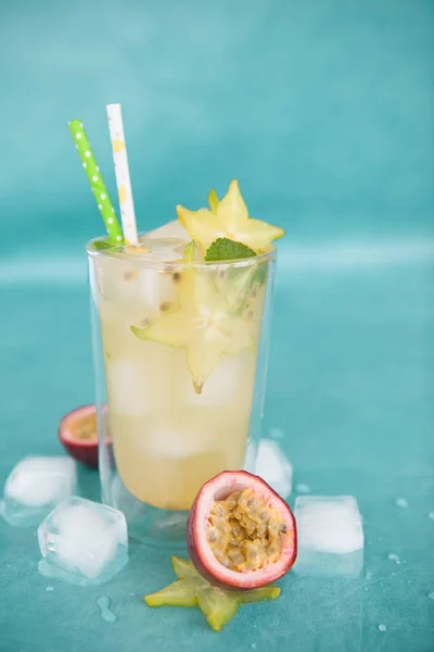 Cold cocktail with starfruit — Stock Photo, Image