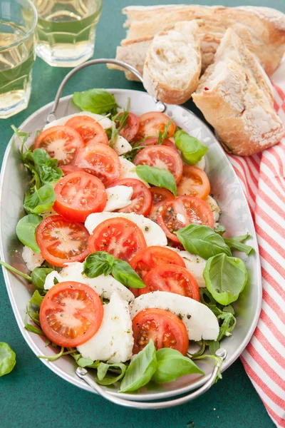 Kleurrijke caprese salade — Stockfoto