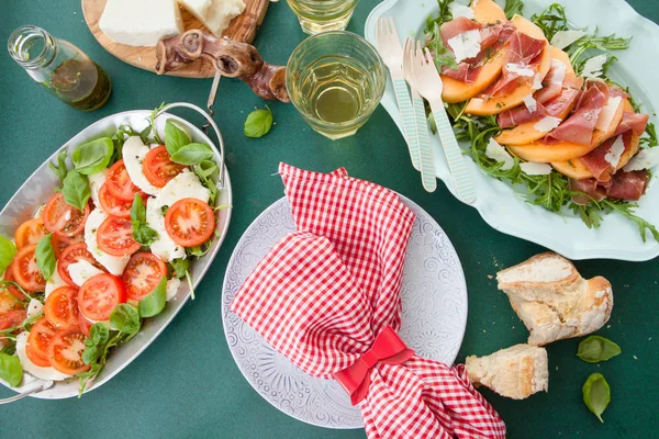 Kleurrijke caprese salade — Stockfoto