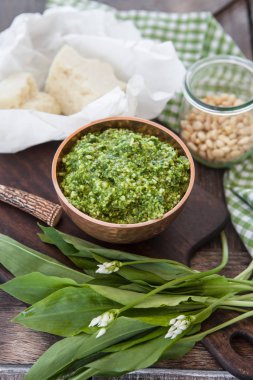 Yabani sarımsak ile taze pesto