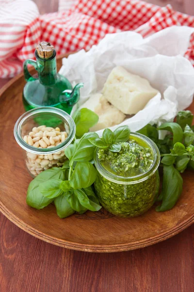 Tuore pesto basilikan kanssa — kuvapankkivalokuva