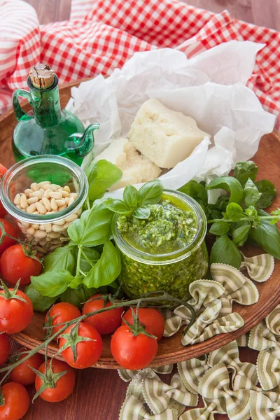 Pesto fresco con albahaca — Foto de Stock