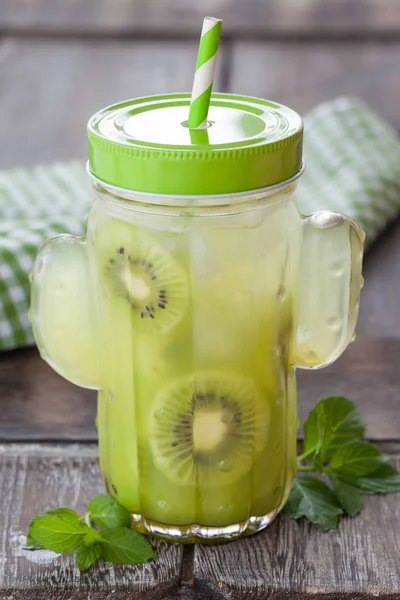 Lemonade with kiwi — Stock Photo, Image