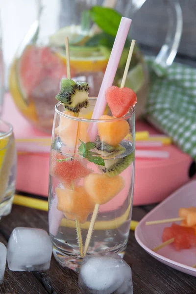 Limonade met vers fruit — Stockfoto