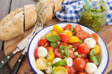 Peynirli taze domates salatası.