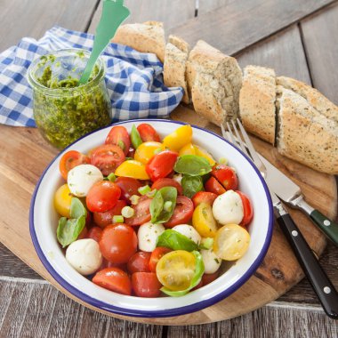 Peynirli taze domates salatası.