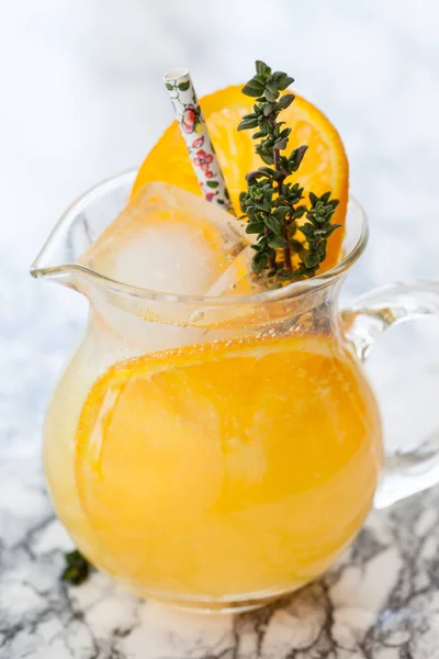 Zelfgemaakte limonade met sinaasappelen — Stockfoto