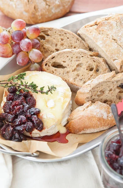 Cranberries ile pişmiş brie — Stok fotoğraf