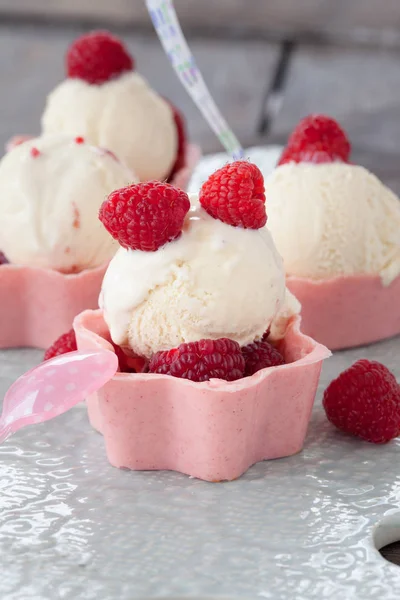 Helado de vainilla con frambuesas —  Fotos de Stock