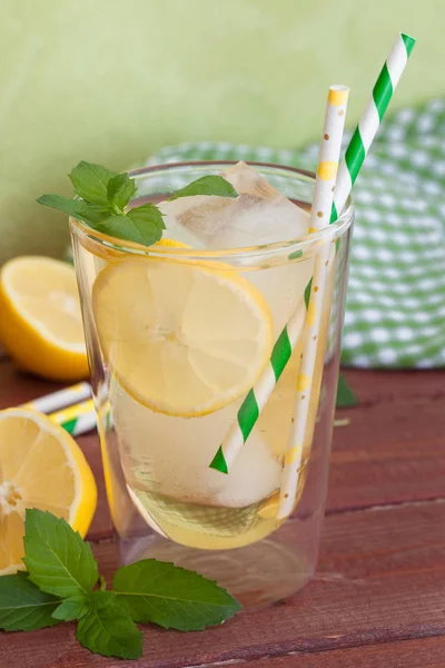 Homemade iced tea with lemon — Stock Photo, Image