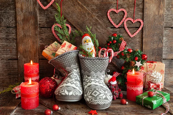 Botas con pequeños regalos y dulces — Foto de Stock