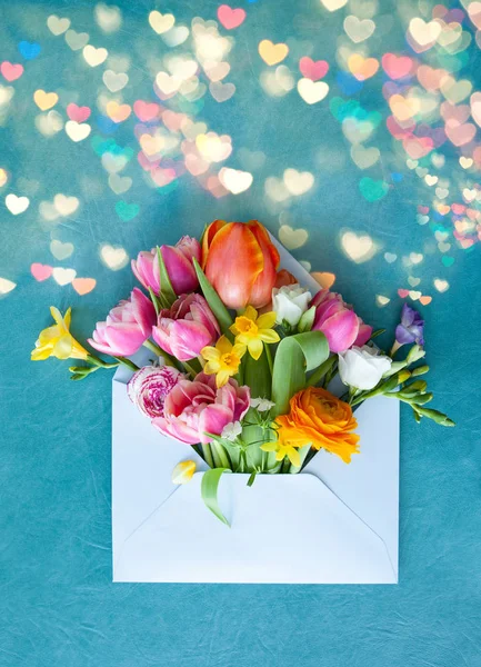 Little envelope with fresh flowers — Stock Photo, Image