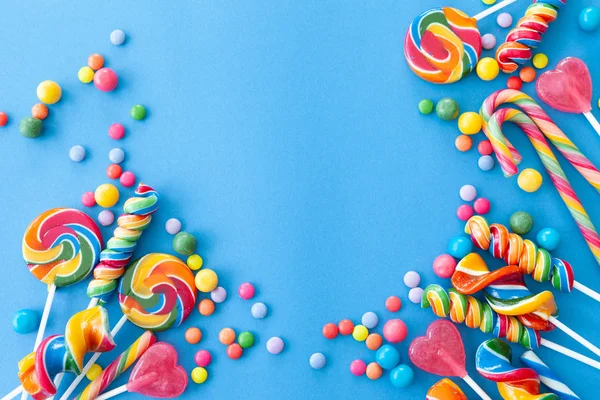 Kolorowe słodycze na niebieskim tle — Zdjęcie stockowe
