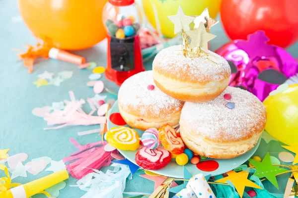 Leckere Donuts mit viel Zucker — Stockfoto